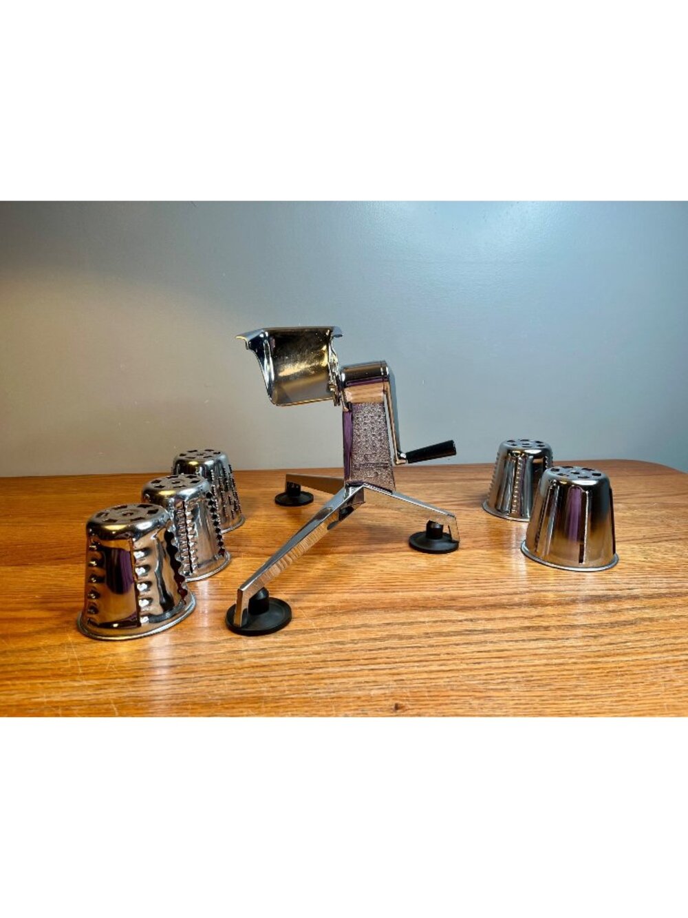 Saladmaster   Manual  Food Processor Shredder Slicer Cutter With 5 Attachments